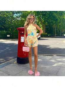 Elegante conjunto de top halter con estampado tropical y shorts para mujer, perfecto para looks de playa de verano o aventuras en festivales. - Amarillo - Ver 3