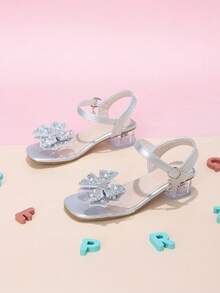1 par de sandalias de tacón alto de cristal de verano para niñas, decoración de lazo con perlas y diamantes de imitación de doble capa, colgante de caballo lindo, cierre de gancho y bucle, sandalias de tacón alto de punta cuadrada transparente plateada de ensueño para niñas, adecuadas para combinar con atuendos, actuaciones en el escenario, compras, fiestas - Plateado - Ver 3