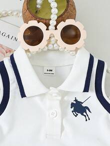 两件套女婴时尚学院风套装，包括Polo领撞色背心和松紧腰百褶裙，穿着舒适。 - 藍白色 - 查看 3