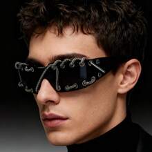 à la mode et luxueux, style punk sans monture, orné d'anneaux métalliques brillants et de clous, incarnant une atmosphère de fête rétro-futuriste. - Cadre noir, panneaux noirs et gris, lignes argentées - Voir 3