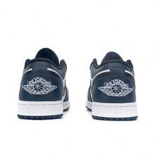 Nike Herren Jordan Air Jordan 1 Retro Low Navy, bequeme lässige Retro-Basketball-Niedrigschuhe, weiß und navy, 2004 - 309192-101 - Übersicht 4