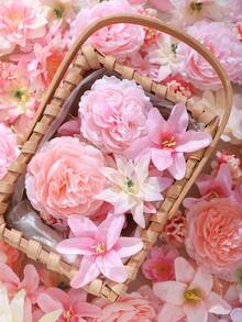 50 piezas de cabezas de flores artificiales, incluye 3 tamaños de flores falsas, mini flores y pequeñas margaritas, adecuadas para manualidades de boda, decoración del hogar, decoración de fiestas y talla grande - Rosa - Ver 2