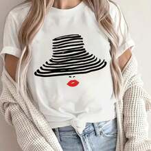 Camiseta de manga corta con cuello redondo y estampado de una mujer con sombrero. - Negro - Ver 6