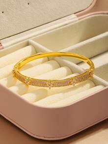 1 chiếc vòng tay dạng cứng mạ vàng 18K đính đá Cubic Zirconia hình cỏ bốn lá sang trọng, phù hợp cho nữ đi làm hàng ngày, hẹn hò, tiệc tùng và các sự kiện trang trọng - Vàng - Xem 3
