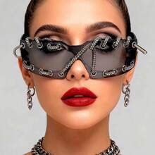 à la mode et luxueux, style punk sans monture, orné d'anneaux métalliques brillants et de clous, incarnant une atmosphère de fête rétro-futuriste. - Cadre noir, panneaux noirs et gris, lignes argentées - Voir 2