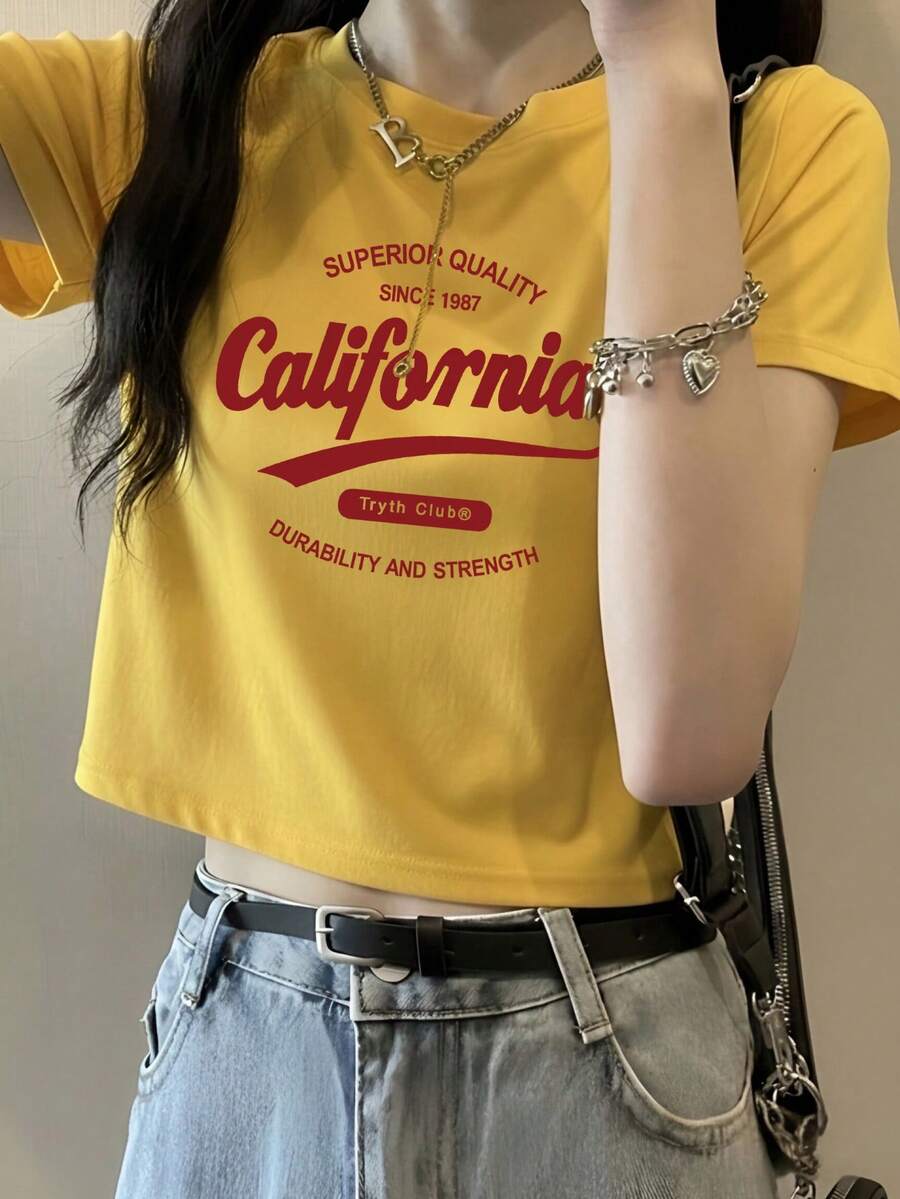 California 藍色字母印花短版上衣,圓領短袖休閒短版上衣 - 黃色-印花紅 - 查看 1