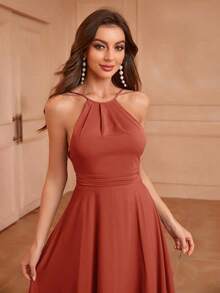 Aureia Vestido de dama de honor con escote halter, espalda baja, cintura recogida, silueta en línea A, diseño asimétrico con volantes en la espalda - Óxido marrón - Ver 8