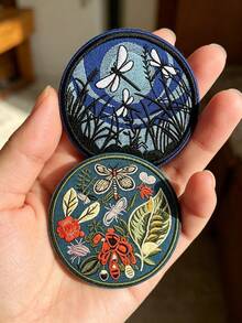 2 Styles Flying Dragonfly Insect Embroidery Patch 1pc/Pack, Blue/Red Insect & Floral 2 Styles To Choose From, Iron-On For DIY Backpack, Clothing, Outdoor Adventure Gear, Jacket, Bag And Hat Decoration, Suitable For Camping, Hiking And Weekend Trips - Round - View 2