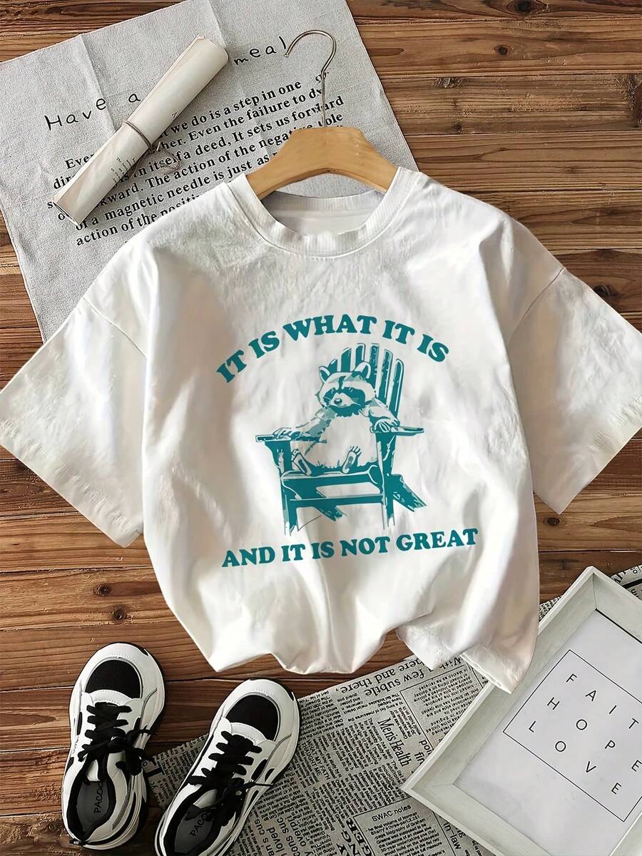 Camiseta Casual de Manga Corta con Cuello Redondo Mujer - Estampado Divertido de un Mapache en una Silla con el Eslogan "Es Lo Que Es", Comodidad Todas las Temporadas, Lavable a Máquina, Diseño Divertido, Tela Opaca - Blanco - Ver 1