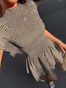Vestido corto de mujer con cuello de volantes a cuadros rojos, cintura elástica y bajo en línea A, estilo romántico de playa y resort, primavera/verano - Multicolor - Ver 1