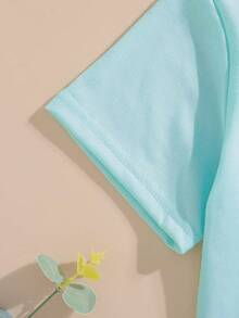 Una camiseta de manga corta para niñas con un diseño de silueta de un padre y una hija sosteniéndose de la mano.Es suave y agradable para la piel, con un diseño elegante y una exquisita artesanía, adecuada tanto para ocasiones casuales como deportivas. - Azul - Ver 3