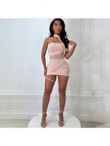 Elegante minivestido rosa ajustado para mujer con cintura transparente y detalles fruncidos, diseño sin tirantes para una noche espectacular. - Rosa - Ver 4