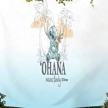 迪士尼《星际宝贝》挂毯，印有史迪奇、史克朗普和“Ohana Means Family”（欧哈纳意味着家人）字样，无孔背景布，非常适合派对、露营、家居装饰、场景布置和聚会展示。 - 0 - 查看 3