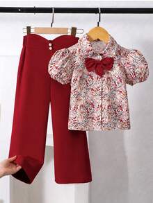 Ensemble 2 pièces chemise à manches courtes bouffantes avec nœud papillon et motif floral, et pantalon à taille élastique. Tenue adaptée pour les sorties décontractées au printemps et à l'automne - Rouge - Voir 1
