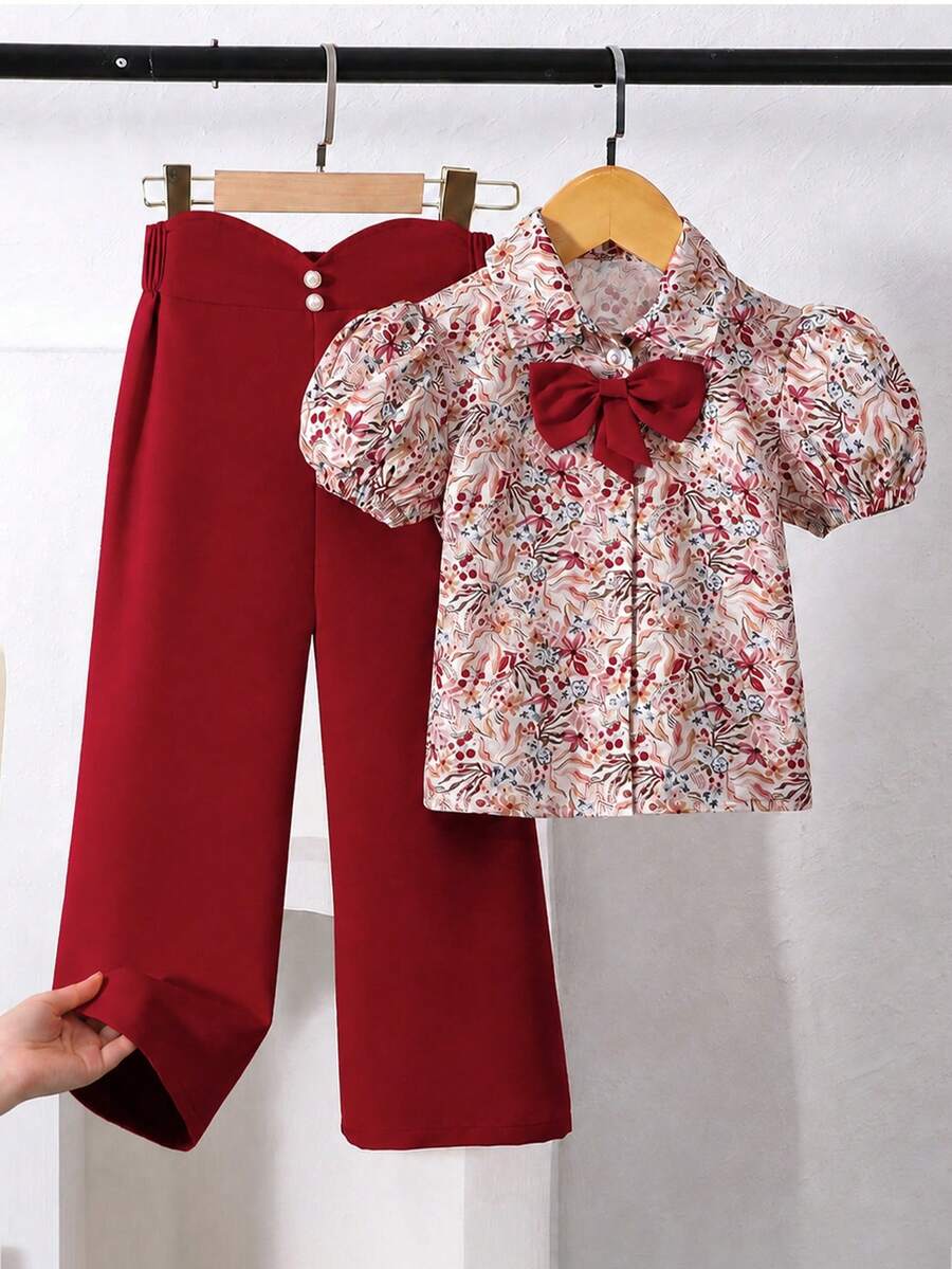Ensemble 2 pièces chemise à manches courtes bouffantes avec nœud papillon et motif floral, et pantalon à taille élastique. Tenue adaptée pour les sorties décontractées au printemps et à l'automne - Rouge - Voir 1