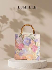 Un bolso de estilo de vacaciones de verano, con un color base beige, decorado con bordado floral 3D vibrante y un asa de bambú. Este bolso cuadrado está hecho de una mezcla de lino y lona, que encarna un encanto rústico encantador. Es el accesorio perfecto para vacaciones en el campo, fiestas de té en el jardín, picnics al aire libre, viajes a la playa y fotografía con temática floral. - Rosa - Ver 8