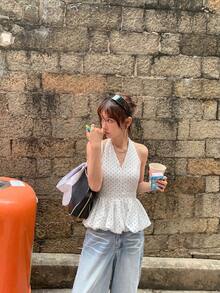 女款純色夏季波點設計荷葉邊下擺掛脖露背短版上衣，收腰無袖白色，度假風 - 白色 - 查看 3