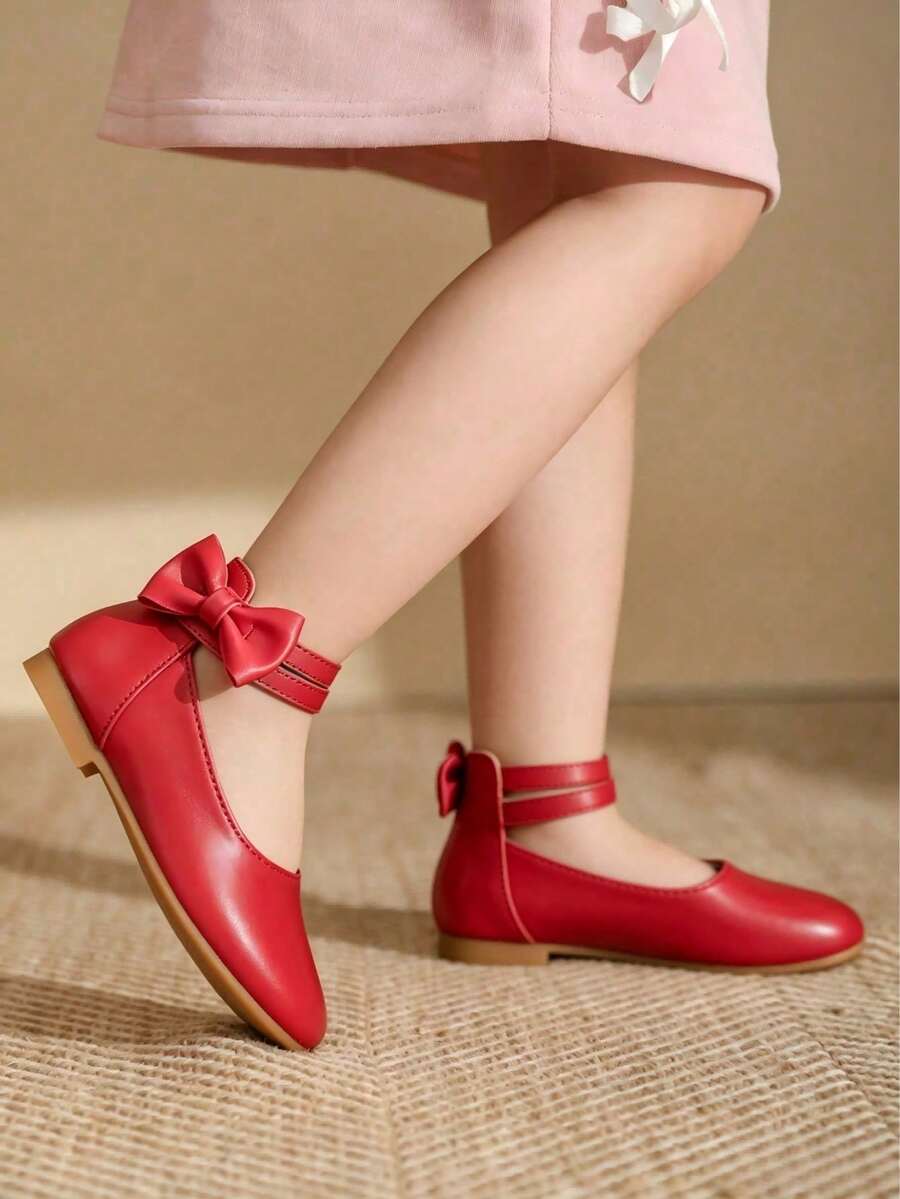 Un par de lindas sandalias romanas planas rojas, perfectas para combinar con vestidos y adecuadas para todas las estaciones. - Rojo - Ver 1