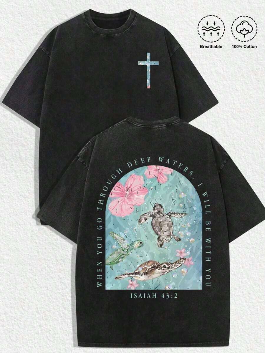 1 Piece Unisex Short-Sleeved T-Shirt, 100% Cotton, Breathable, Loose Fit, With Distressed Print, Retro Aesthetic In Washed Black, Iridescent Glitter Cross Illustration On The Chest And Back, Sea Turtle Illustration With Large Arch Frame, Hibiscus Flowers And Water Waves, Inspirational Typography Of Faith With The Phrase "WHEN YOU PASS THROUGH DEEP WATERS, I WILL BE WITH YOU", Reference To Biblical Verse "ISAAI 43:2", Casual Urban Style, Faith And Worship Gatherings, Religious And Urban Fashion Events, Casual Outings With Friends, Urban Daily Wear, Excellent Gift For Enthusiasts Of Christian Faith And Ocean Aesthetics. - 黑色 - 查看 1