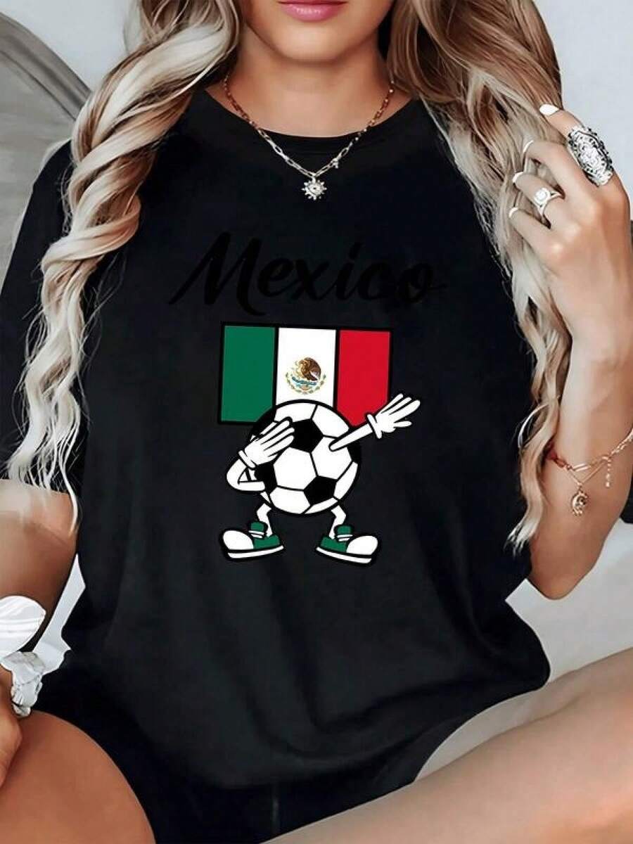Balón de fútbol con brazos haciendo gesto de celebración y fondo con la bandera de México simbolizando pasión deportiva y orgullo nacional camiseta de mujer casual cómoda para fans del fútbol mexicano - Negro - Ver 1