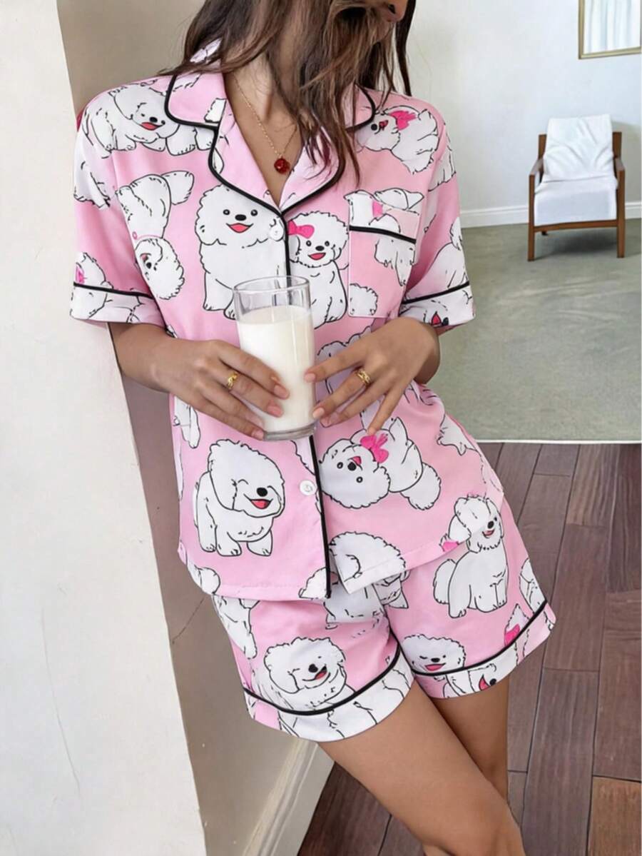 2件組女款可愛白色比熊犬印花柔和療癒風黑色滾邊短袖上衣與短褲睡衣套裝，舒適翻領，親膚透氣不悶熱絲滑垂墜面料，針織上衣前開鈕扣設計，易穿脫，附口袋，彈性腰帶，寬鬆版型適合各種身形，四季皆宜，休閒日常居家服，經典居家服套裝