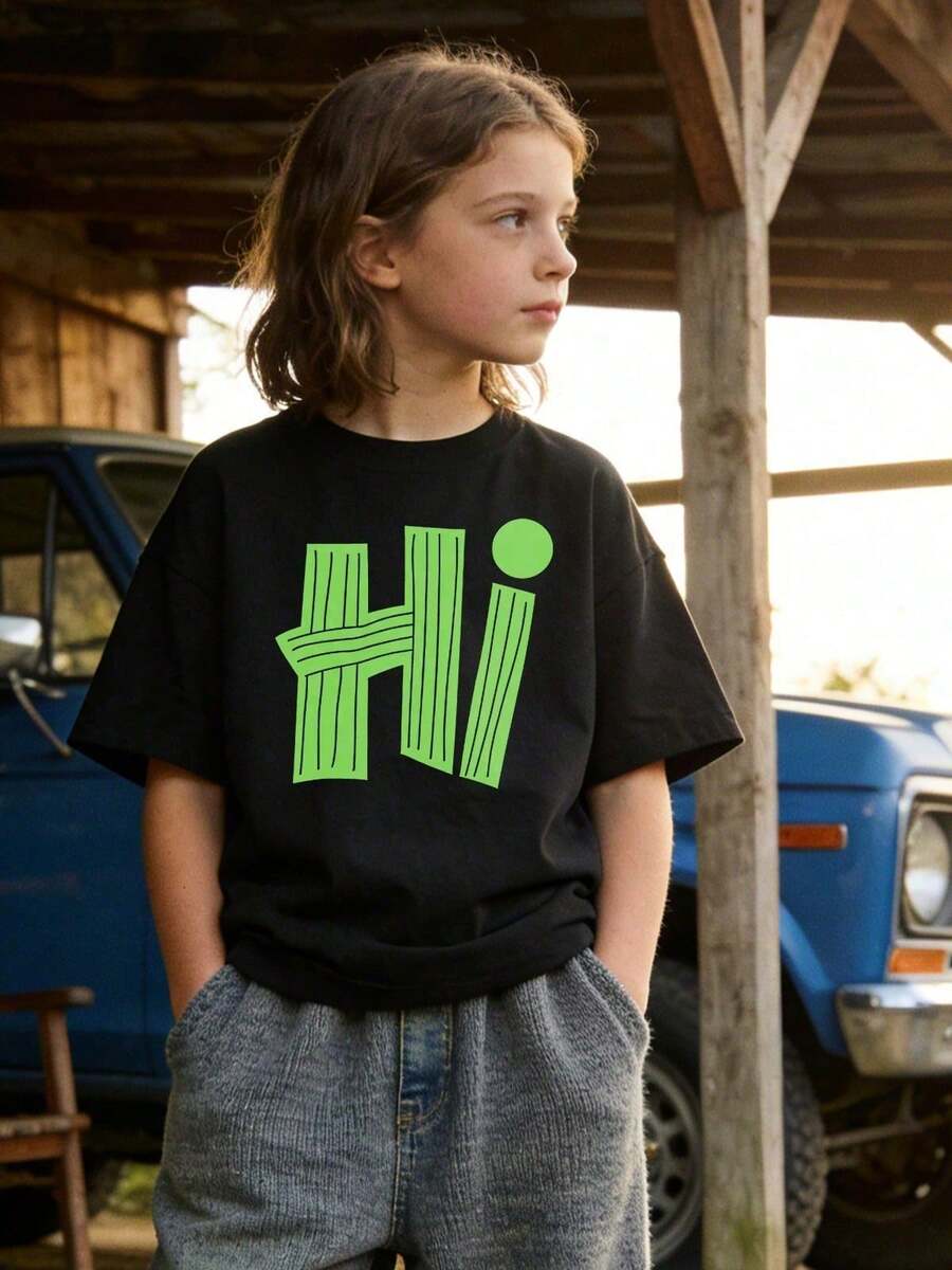 Camiseta casual de verano para niños, de manga corta, cuello redondo y tejido suave; con estampado gráfico minimalista de la letra "Hi", ideal para el uso diario y el tiempo libre.White - Negro - Ver 1