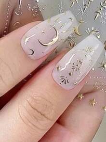1片金箔星月美甲貼紙 | 指尖墜入銀河之夢，極簡酷感裸色底色搭配金箔星月美甲貼紙，酷感與奢華兼具。細膩金星線條環繞指甲，水鑽與星芒點綴表面，新月與星軌交織營造浪漫想像，將銀河帶到您的指尖。自然優雅氛圍，低調卻精緻的細節，適合日常通勤與約會穿搭，每個動作都閃耀著微妙金光，輕鬆捕捉酷女孩名媛風，將您的指尖化為流動的銀河，充滿氛圍感。 - 彩色 - 查看 2