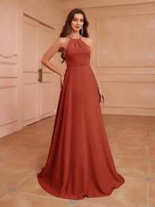 Aureia Vestido de dama de honor con escote halter, espalda baja, cintura recogida, silueta en línea A, diseño asimétrico con volantes en la espalda - Óxido marrón - Ver 3