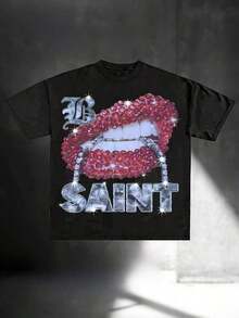 T-Shirt With Seductive Red Lips Design And Rhinestones, Silver "LB" Logo, 3D Metallic Text "SAINT" On Dark Background,  Casual T-Shirt For Fashion Enthusiasts. - 黑色 - 查看 7
