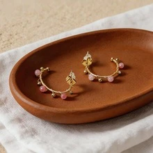 1 par de pendientes de aro medio de acero inoxidable con diseño envuelto y cuentas rosas, chapados en oro, adecuados para uso diario, estilo bohemio - Dorado - Ver 5