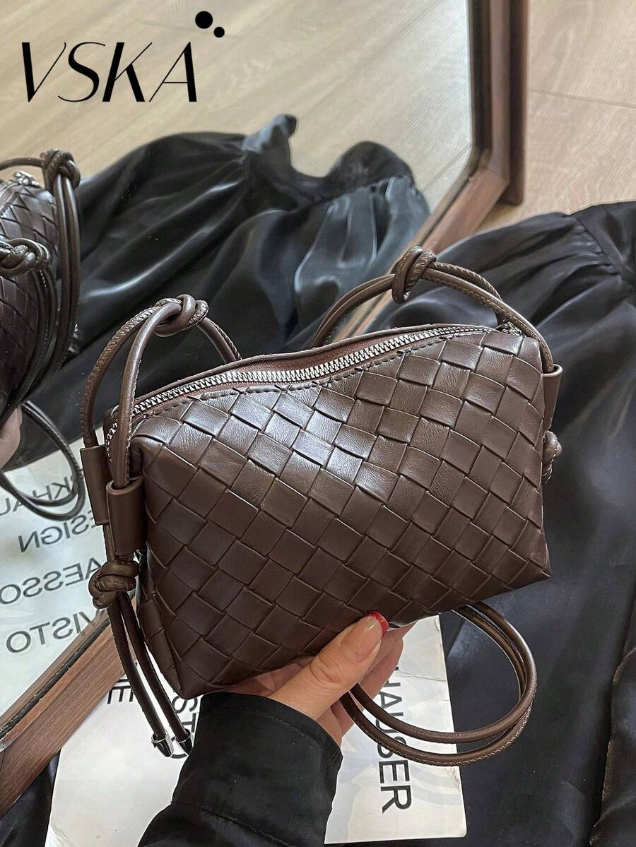 Brown Woven "Diamond Maze" Handbag | Unlocking Retro-Modern Aesthetics - Leather Rope Tassels Metal Rivets, A Complete Set Of Equipment Interpreting The Philosophy Of Slouchy And Exquisite Balance. Leather Rope Shoulder Strap System: Multiple Matching Leather Ropes Naturally Hang From The Top Of The Bag.