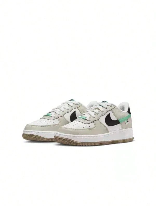 Nike Sepatu Sneakers Air Force 1 Anak Besar Model Low-Top Motif Patchwork - Putih/Krem/Hijau - View 1