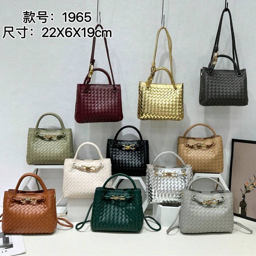 Bolso de mujer de cuero genuino hecho a mano BV Bottega Bang Bang de Andiamo Clutch Campana. Bolso de mujer tejido a mano, estilo de nicho de alta gama para el verano, versátil y sofisticado. - Plateado - Ver 1