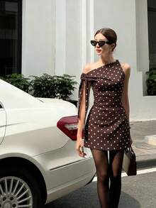 Vestido mini ajustado de estilo elegante con estampado de lunares, tirantes asimétricos y hombros al descubierto, primavera/verano en color blanco - Café integral - Ver 3