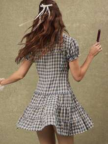 Short Women's Dress With Puff Sleeves, Ruffles, Buttons And A Low-Ruffled Waist In A Plaid Print - 藍白 - 查看 6