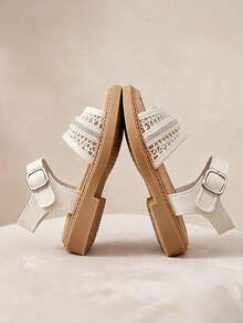 Sandal Putih Anak Usia 3-12 Tahun, Model Terlaris. Dekorasi Kristal di Bagian Atas + Gesper Persegi Logam di Tumit, Desain Pengait dan Perekat yang Dapat Diatur. Sol Anti Selip Cokelat Lembut, Insole Lembut. Segar dan Serbaguna, Cocok untuk Berbagai Pakaian dan Pemakaian Sehari-hari. - Krem - View 5