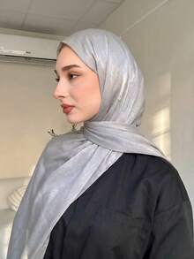 1件女款基礎純色絲綢感優雅亮面柔軟頭巾，阿拉伯風休閒長圍巾，保守素色頭巾，適合日常使用，SHIMMER HIJAB，時尚優雅 - 淺灰色 - 查看 2
