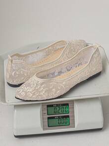 2026 Sommer Neue Damen Flache Schuhe aus Spitze und Mesh, atmungsaktive bestickte V-Ausschnitt Spitzschuh Slip-On Loafer, französischer Vintage Feenstil, weiche Sohle bequem und nicht ermüdend, fußschmeichelndes schlankes Design, elegante Damen Braut Brautjungfer Hochzeitschuhe, perfekt für Kleider, Pendeln und tägliches Tragen, Große Größen Damenschuhe, Ramadan Eid Al-Adha - Beige - Geschwungenes Blumenmuster - Übersicht 10