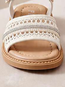 Sandal Putih Anak Usia 3-12 Tahun, Model Terlaris. Dekorasi Kristal di Bagian Atas + Gesper Persegi Logam di Tumit, Desain Pengait dan Perekat yang Dapat Diatur. Sol Anti Selip Cokelat Lembut, Insole Lembut. Segar dan Serbaguna, Cocok untuk Berbagai Pakaian dan Pemakaian Sehari-hari. - Krem - View 4