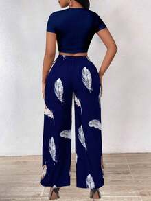 Conjunto de 2 piezas para mujer con top corto de unicolor y pantalones largos con estampado de plumas - Azul - Ver 6