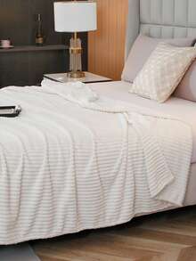 1 buah Selimut Lembut Bergaris, Ramah Kulit dan Nyaman, Cocok untuk Kamar Tidur dan Kamar Tamu, Dapat Dicuci dengan Mesin, Sepanjang Musim - Putih - View 4