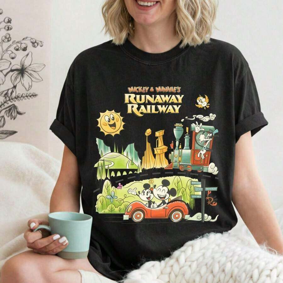 Disney Women's T-Shirt 1PC Licensed "Mickey & Minnie's Runaway Railway Retro Poster" Cartoon Printed Oversized T‑Shirt, Short Sleeve Tee For Disney Travel, Vacations & Theme Parks. 2026 New Style, Ideal For Family Outings & Matching Outfits, Unisex For All Ages. High‑Quality Cotton Fabric, Soft & Breathable. Vintage Retro Runaway Railway Train & Scenic Print Design, The Best Gift For Disney Fans & Family Trip Lovers. - màu đen - Xem 1