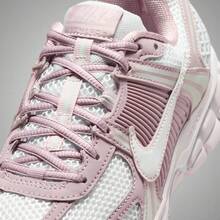 Nike 耐克女士ZOOM VOMERO 5休闲运动鞋，低帮款 FJ2028-109 - 淺粉色 - 查看 10