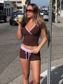 Bộ đồ nữ HoloChill 2026 mới, kiểu dáng thường ngày với viền tương phản, gồm áo crop top cổ chữ V buộc dây phía trước và quần short, trang phục thường ngày hoàn hảo cho mùa hè, phù hợp cho kỳ nghỉ, tiệc tùng, đi biển, và phong cách thường ngày thanh lịch. - Cà phê nâu - Xem 3