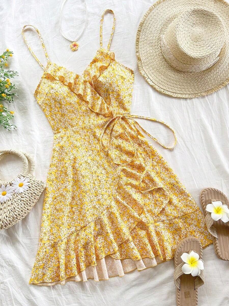 Vestido mini con estampado floral, volantes en el ruedo y sin mangas - Apropiado para la playa, el campo, festivales de música, atuendo de verano, uso casual y té de la tarde - Amarillo - Ver 1
