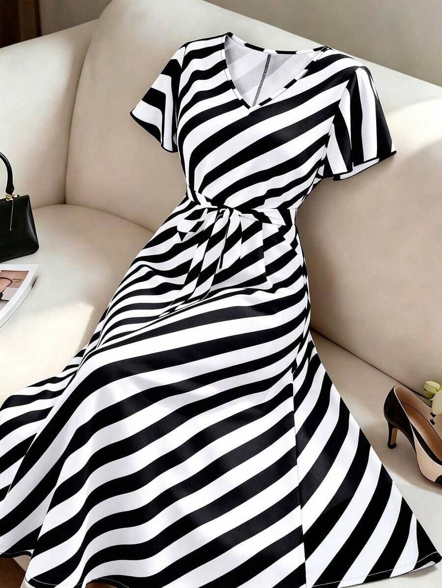 CURVE Vestido casual de talla con cuello en V a rayas, cintura con lazo, puños con volantes - Blanco y Negro - Ver 1