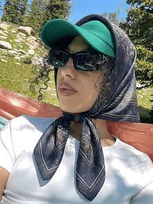 1件復古深藍色圖案女款方巾，西部牛仔風格印花方巾，輕盈緞面圍巾，可用作頭巾、頸巾或裝飾配件，適合街頭、通勤及其他場景 - 彩色 - 查看 5