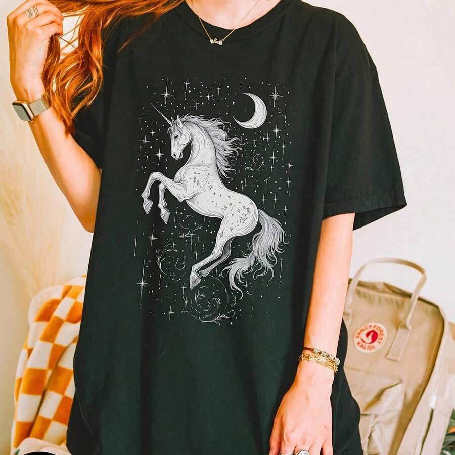 Oversized Magical Unicorn Shirt, Whimsical Tee, Gift For Unicorn Lovers, Festival Wear, Cute Unicorn Shirt, Celestial Fashion, Birthday Gift220g Heavyweight 100% Cotton T-Shirt. Butterfly Print. Unisex Sizing. Round Neck Inspirational T-Shirt. Cute And Beautiful Y2K-Inspired Summer Top, Perfect For The Outdoors, Home, Work, Or Street Wear. Casual, Loose-Fitting Everyday T-Shirt. - 黑色 - 查看 1