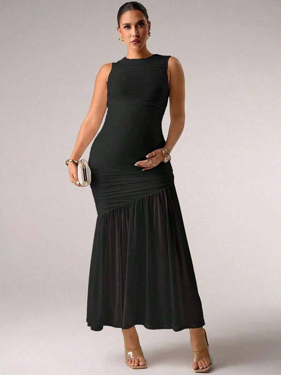 MaterniChic Vestido ajustado sin mangas con cuello redondo y pliegues para mujeres embarazadas - Negro - Ver 1