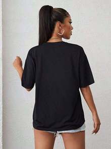 Camiseta con estampado gráfico y hombros caídos TE ESTOY MIRANDO TEMPRANO EN EL DÍA, SE SUSCUENTA QUE DEBERÍAMOS NAVIGAR EN UN BARCOÚ Y 1, Y NUNCA UNA PERSONA EN EL MUNDO. Camisetas gráficas para mujer, tops de estilo minimalista, sudaderas gráficas, ropa vintage, ropa de calle, tops para salir, tops de verano, conjuntos de primavera, camisetas divertidas, conjuntos a juego para parejas, conjuntos a juego para vacaciones, estampado de figuras, casual, moda urbana, versátil. - Negro - Ver 2